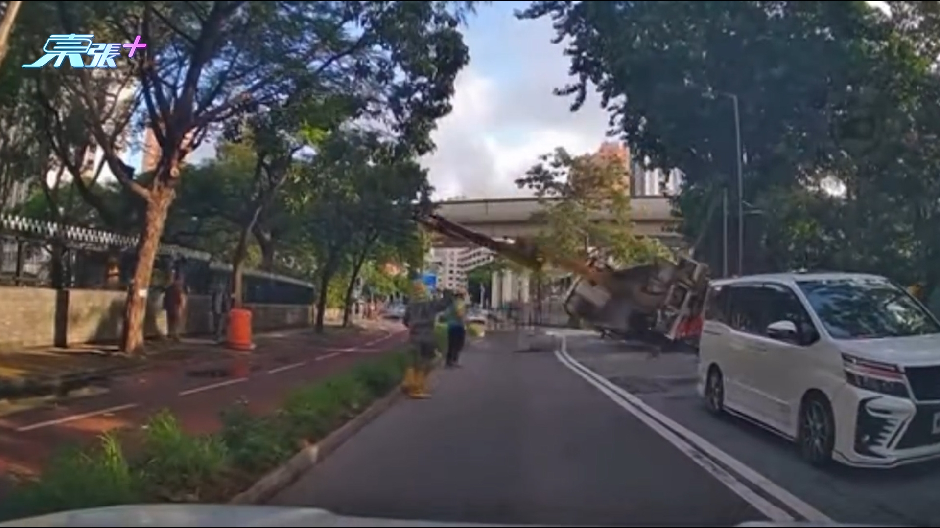 車Cam直擊｜元朗吊雞車路上吊物突反車翻側　險撞工人惹熱議