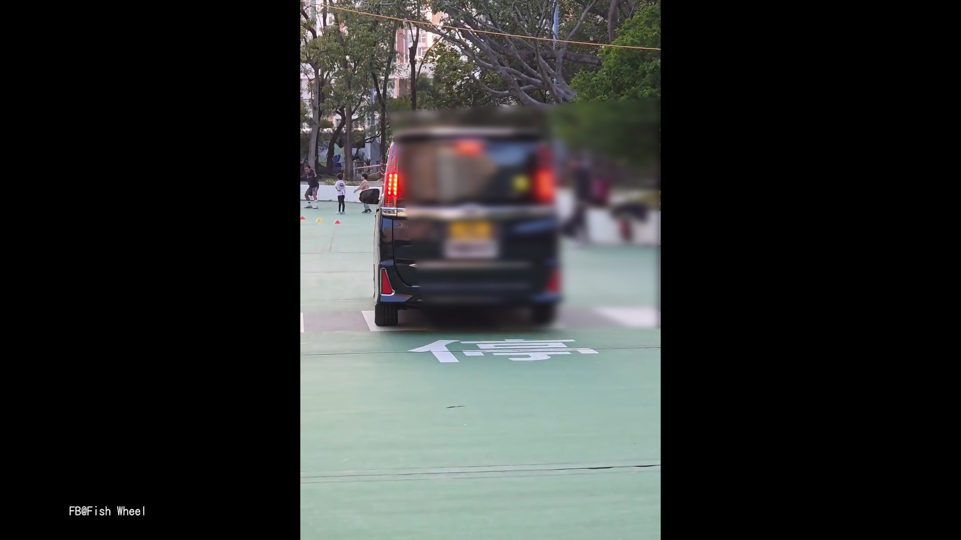 中港車公然駛入兒童單車公園好誇張　市民報警求助：唔好放過佢