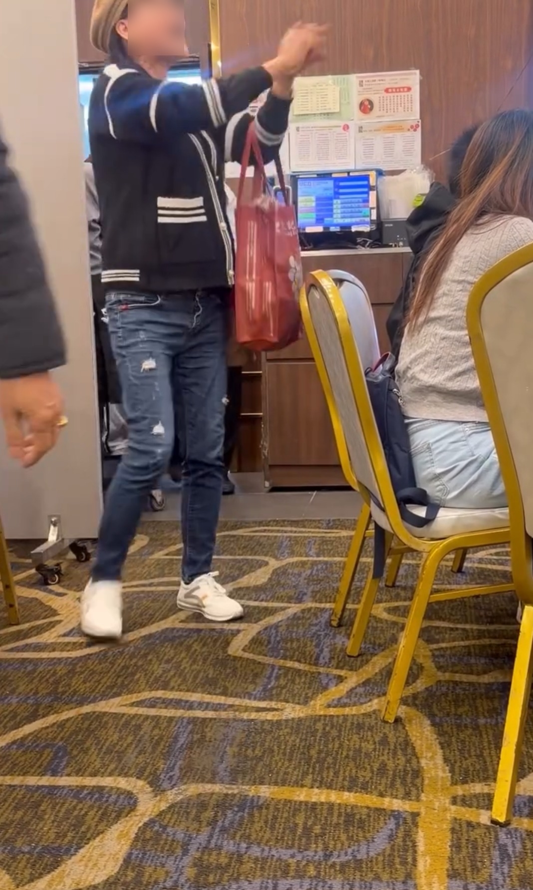 結局反轉：女食客高舉雙手向全場道歉 (網上截圖)