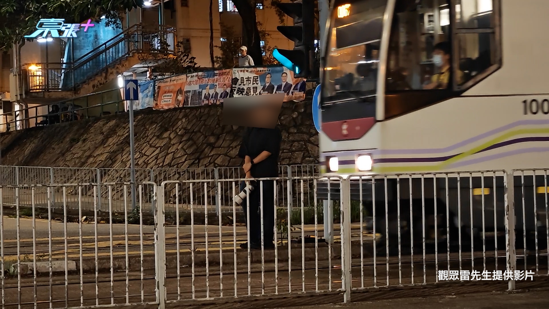 東張西望報料｜屯門驚現「闖軌拍攝」危險行為　青少年衝出馬路兼滋擾輕鐵　居民：嚴重影響安全 （觀眾雷先生提供《東張+》影片截圖）