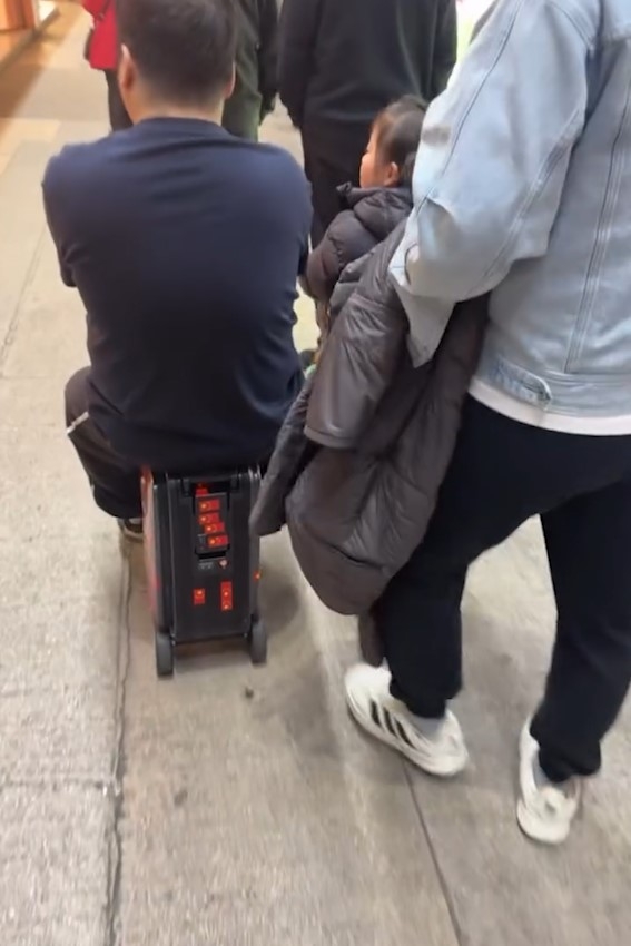 內地客騎電動行李箱通街走　市民拍片質疑：行人路都搞「粵車南下」