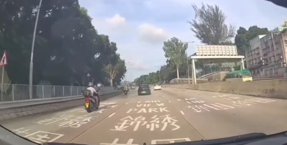 車Cam直擊｜元朗私家車狂飆失控　撞壆翻轉橫跨車道震撼畫面曝光