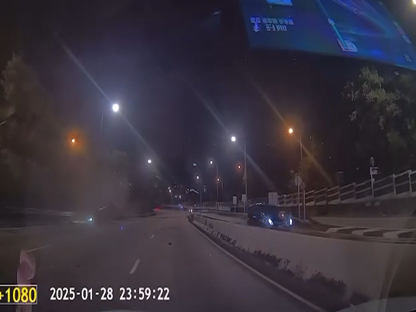 呈祥道私家車影線位切線失敗，鏟石壆再連打關斗四輪朝天