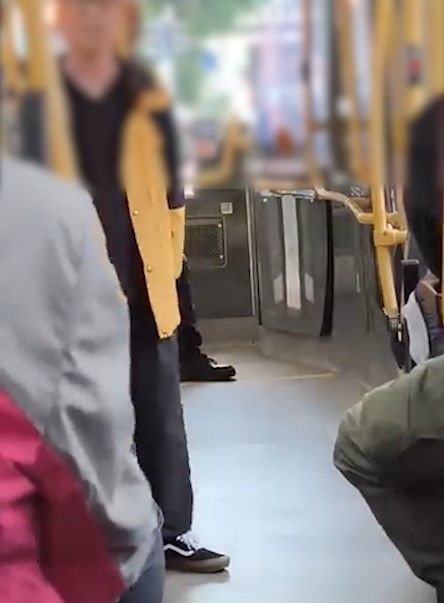 有片｜巴士阿叔大鬧車廂稱要「等埋老婆」　乘客鼓譟　結局最終居然這樣！