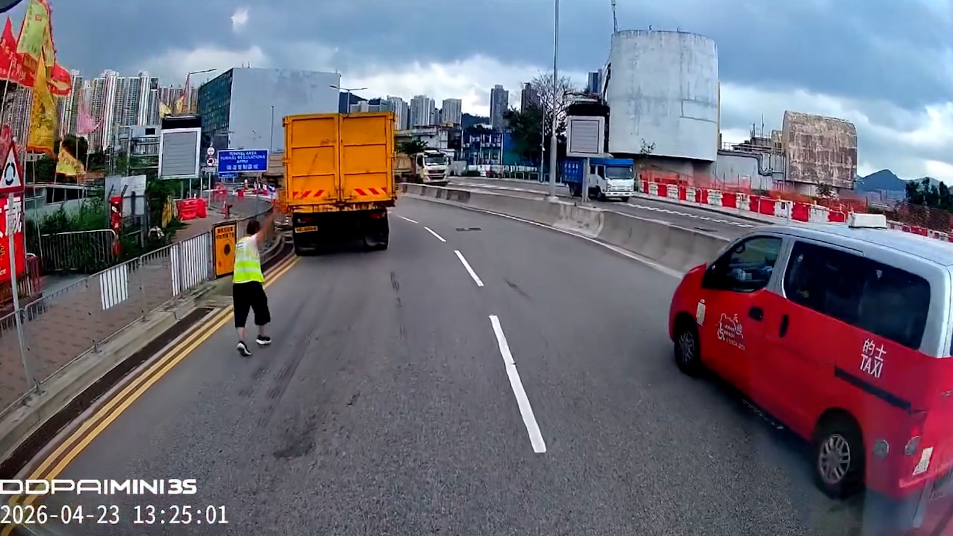 車Cam直擊｜公路中央驚現障礙物多車險生意外　網民發現滕麗名都差啲中招！ （fb影片）