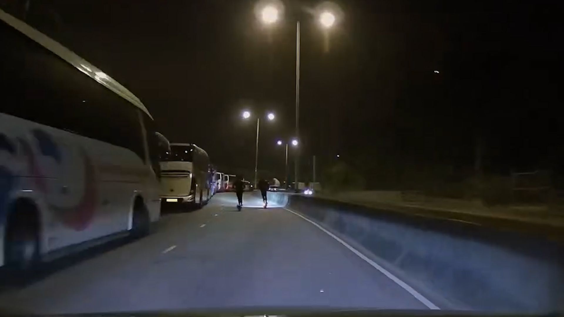 5人踩電動滑板車行馬路上飛鵝山