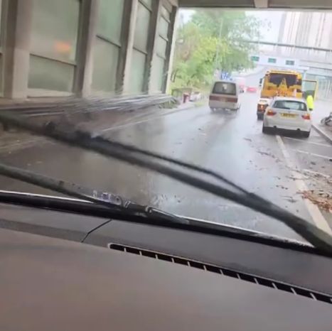 黃雨下多區水浸　荃錦交匯處水深及膝工人忙清理