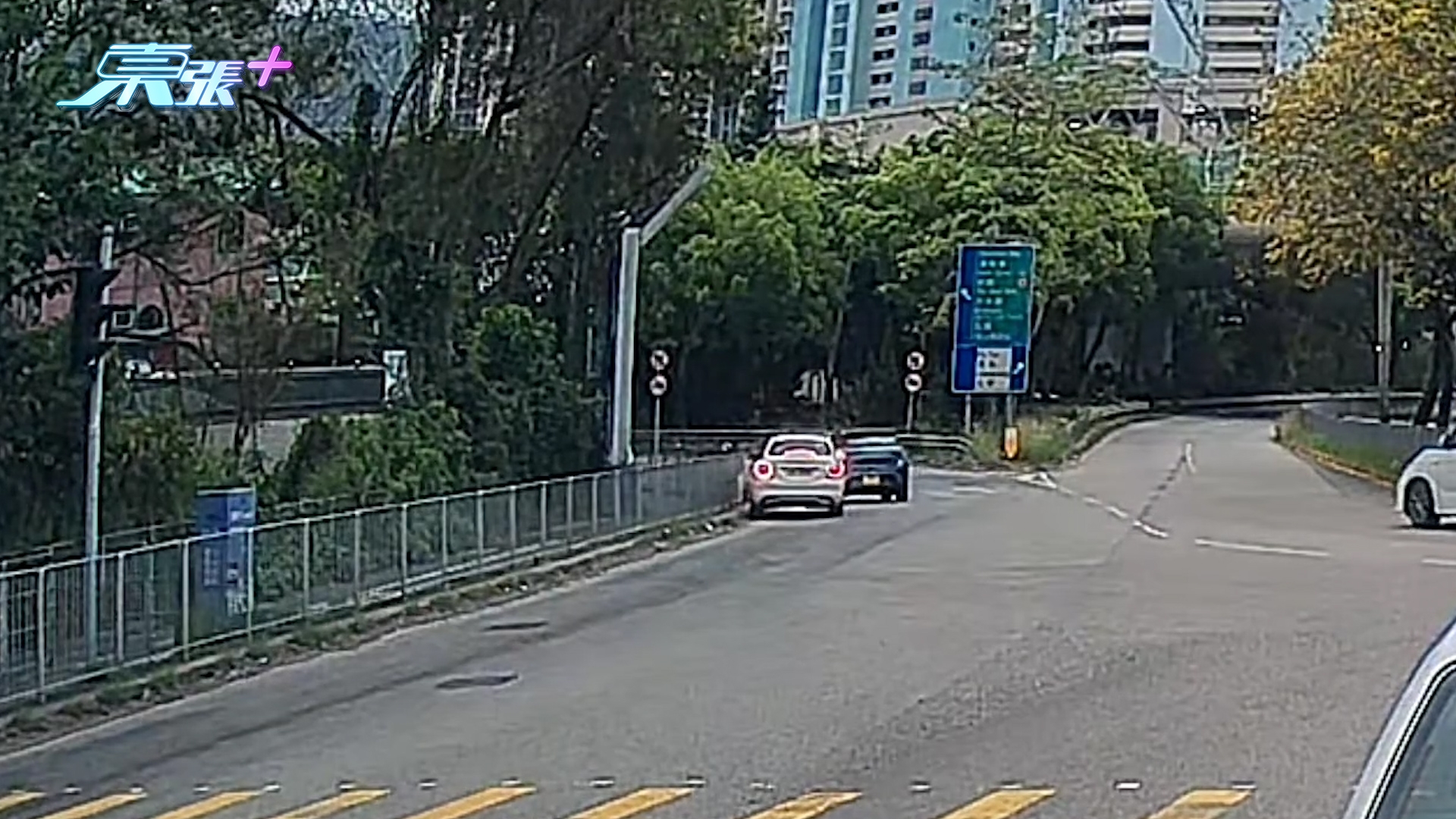 車Cam直擊｜屯門兩車相爭大玩漂移過彎　網民：香港格蘭披治大賽車