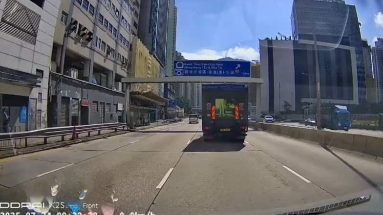 車Cam直擊｜新蒲崗馬路版「碰碰車」　貨車切線撞高速Tesla變自相殘殺