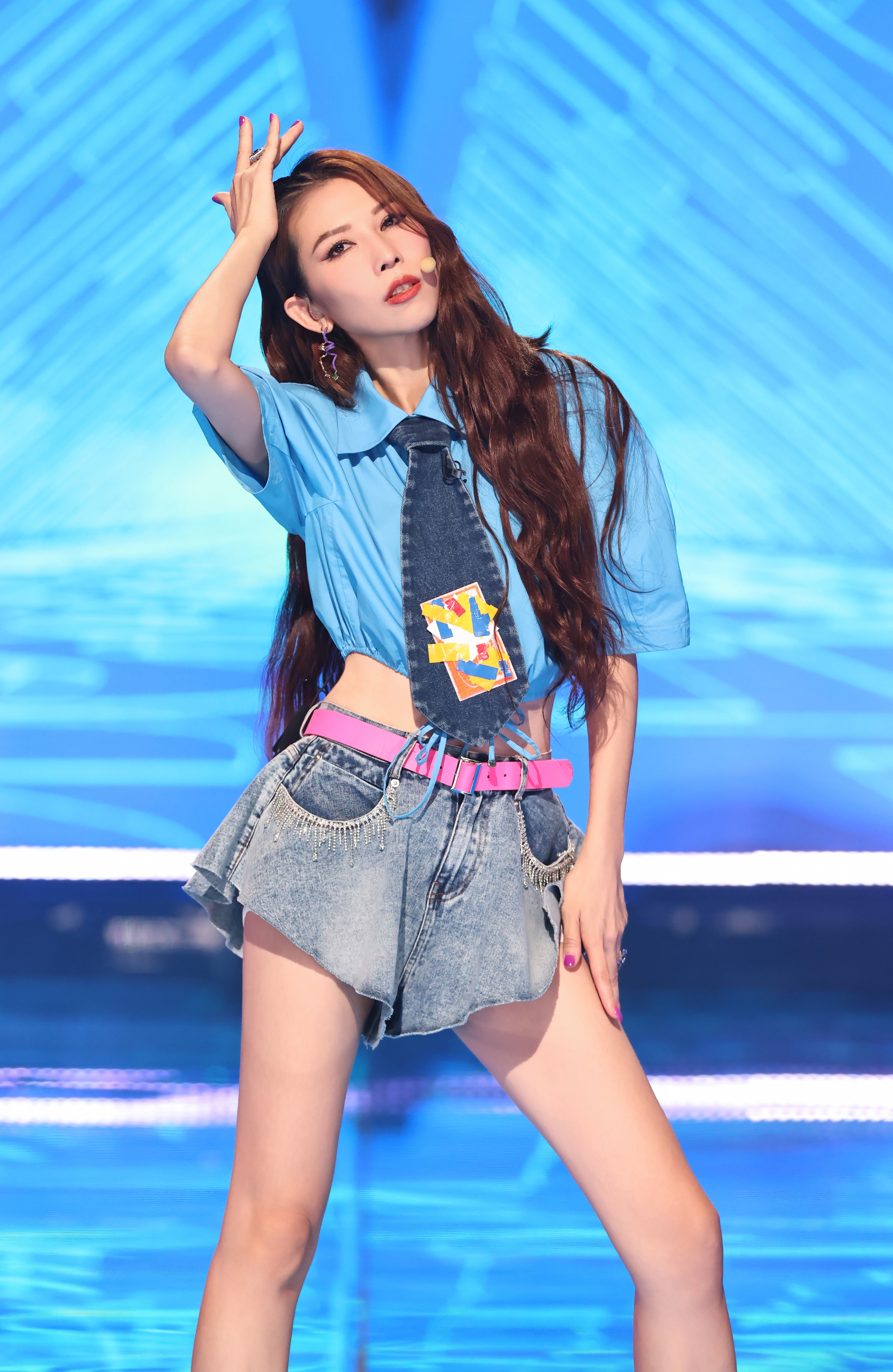 蔡少芬（Ada）大晒纖腰美腰，令人眼前一亮！