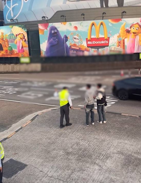 兩男誤闖紅隧口過馬路，最後要職員帶走。(T@nicola223)