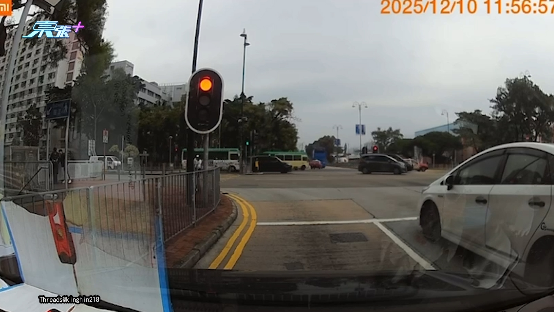 好人好事｜後生仔街頭突流鼻血手足無措　好心司機冒抄牌風險出手助人獲讚 (Threads@kinghin218)