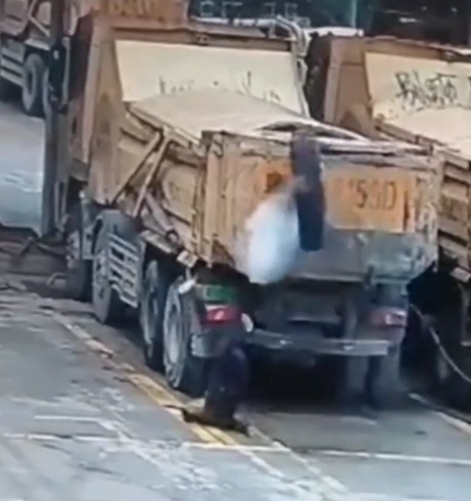 工人後背先落地。網絡圖片