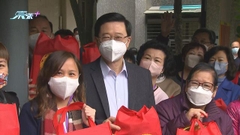 李家超到青衣探訪獨居長者 送上新年福袋