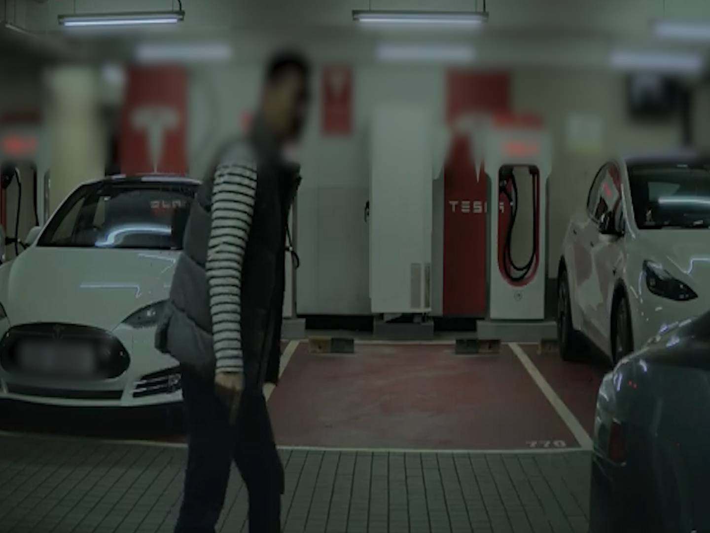 Tesla女司機停車場泊車有人睇實都揩花對面