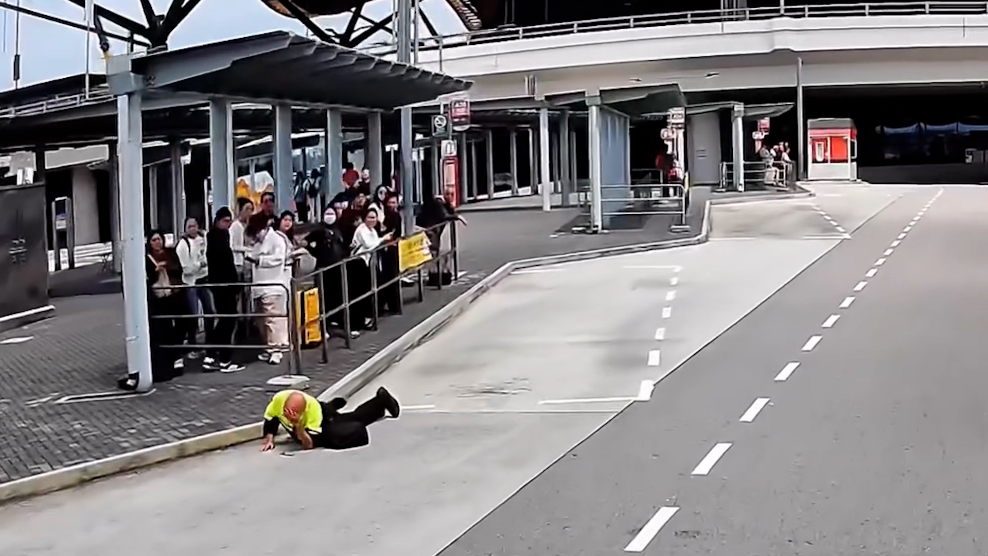 港珠澳大橋追巴士釀意外　中年漢突向前仆倒地　網民籲不應勉強追趕 （FB@車cam L（香港群組））