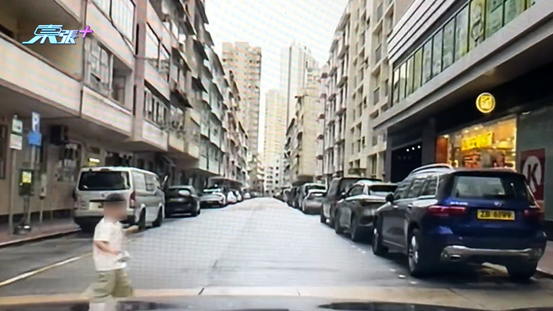 車Cam直擊｜「兒童炸彈」突衝出馬路　私家車急煞避撞　司機嘆：父母唔好害我啦 （threads＠Patrick Fung）