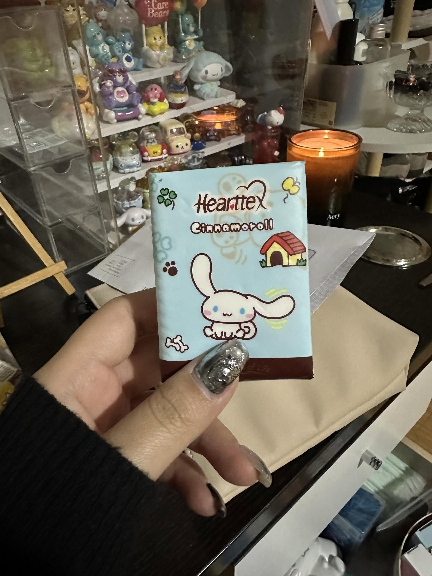 一名市民在社交平台分享驚人經歷：打算抽紙巾擦鼻，卻在未開封的包裝中摸到「硬硬地」，拆封後竟是一枚生鏽鐵螺絲。