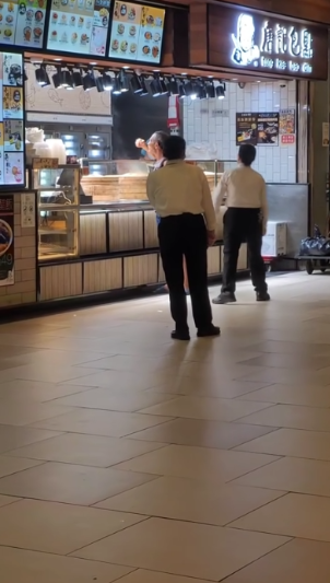 阿叔大鬧唐記包點怒斥「無叉用」　找店員晦氣被商場保安KO
