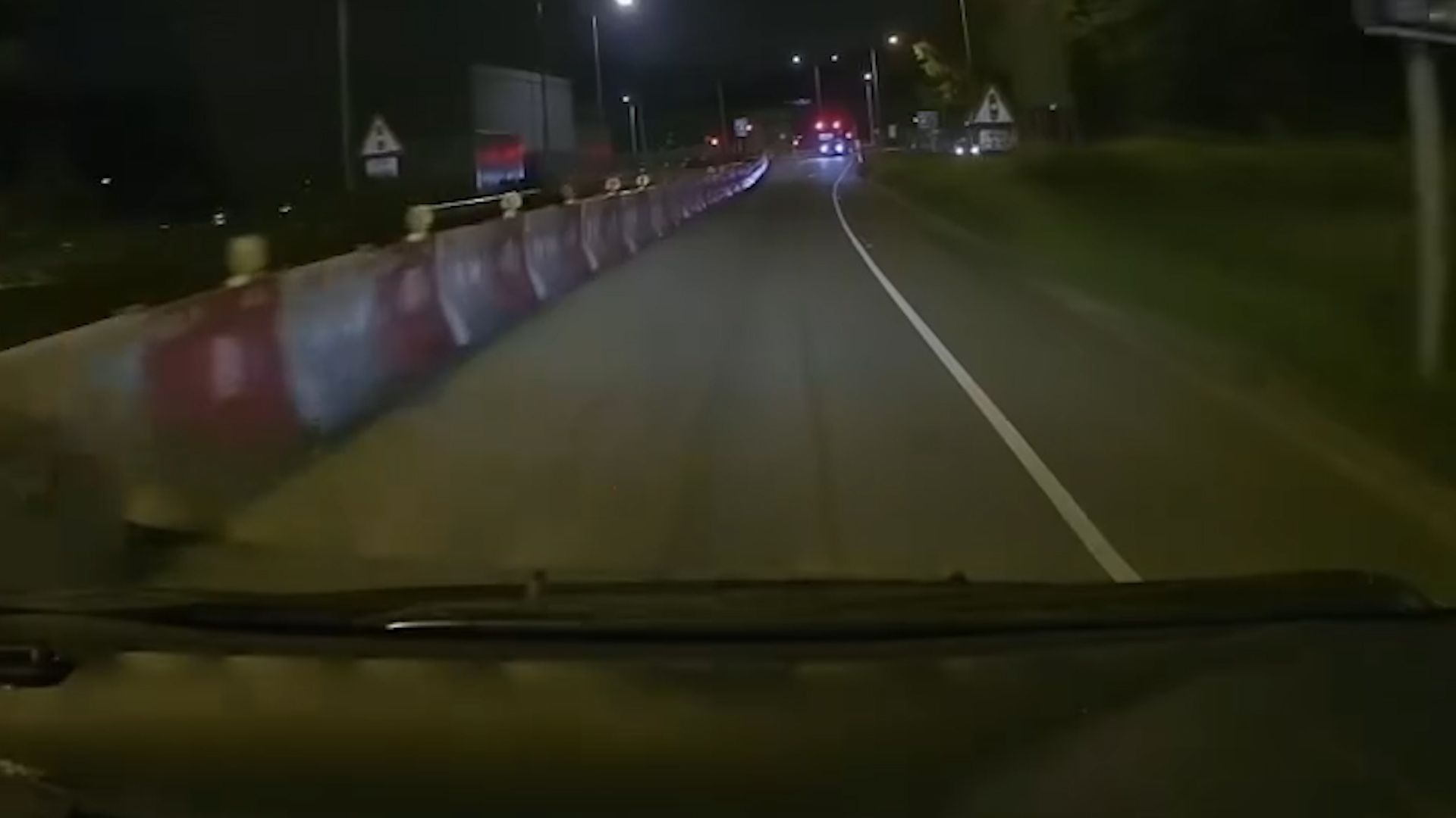 元朗深夜驚見馬路炸彈逆線行仲撞欄杆。(影片截圖)