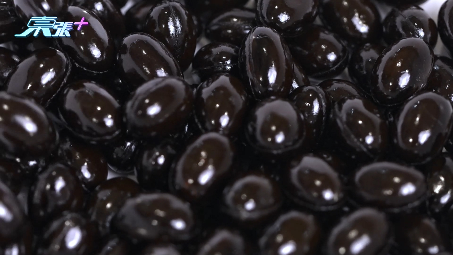 另外，最近日本有臨床研究證實，補充黑加倫子所含有的「盧丁類花青素」，可針對改善眼乾、眼矇，以及抑制近視，調節夜視能力，更能減低藍光帶來的傷害，延緩眼退化，以保護黃斑部及視網膜。