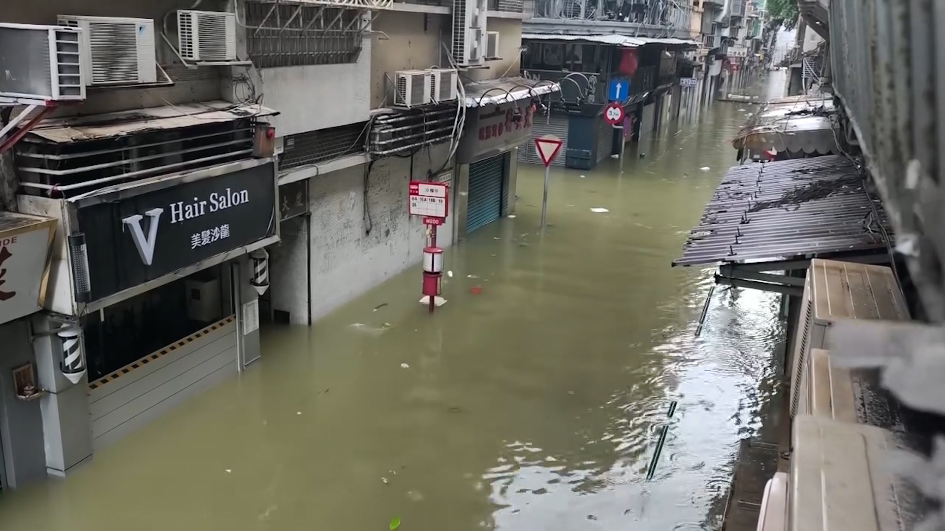 沙欄仔街亦出現嚴重水浸，街道被水淹沒，有雜物在水面上漂浮。（Threads影片截圖／fungbee2）