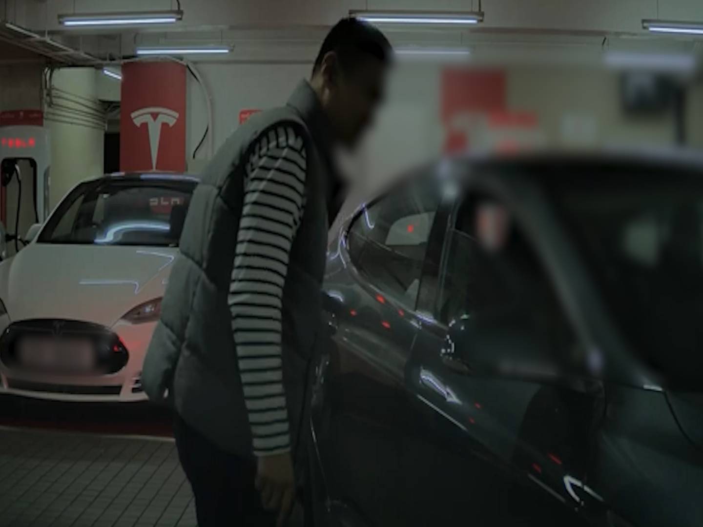 Tesla女司機停車場泊車有人睇實都揩花對面