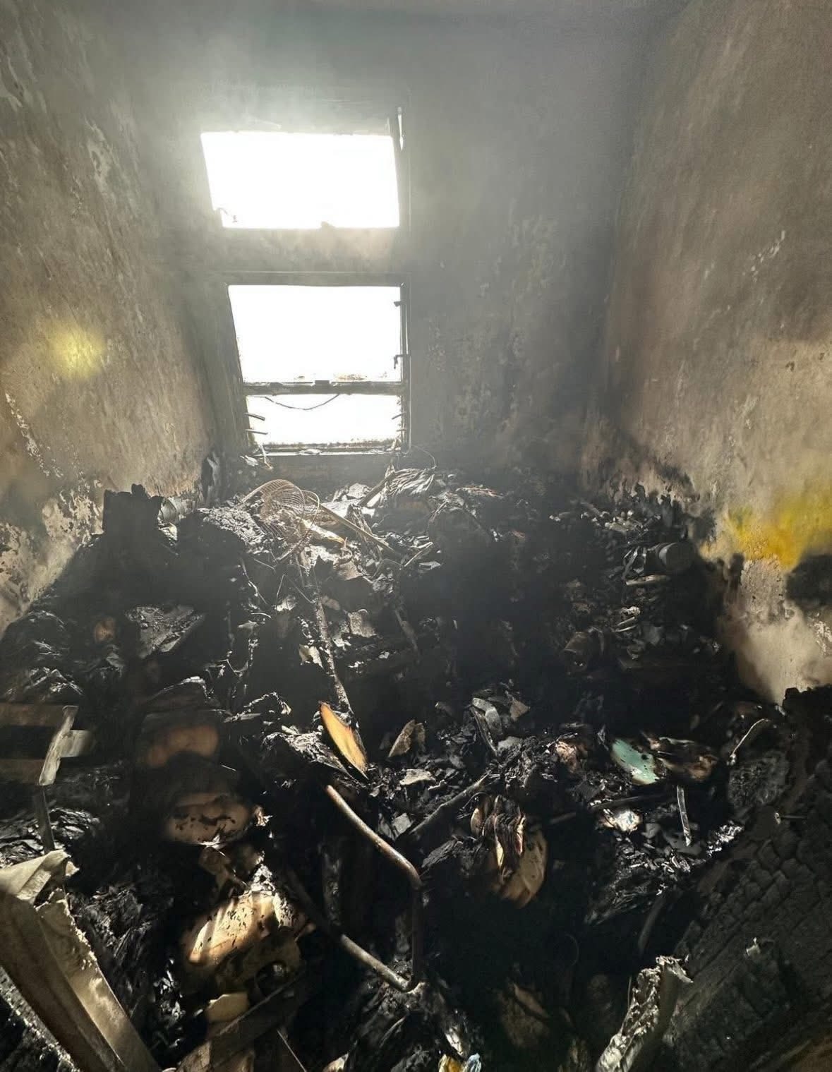 大埔宏福苑五級火｜災後單位慘況大公開，內櫳「甩皮甩骨」慘絕人寰。(FB@Kitty Chau)