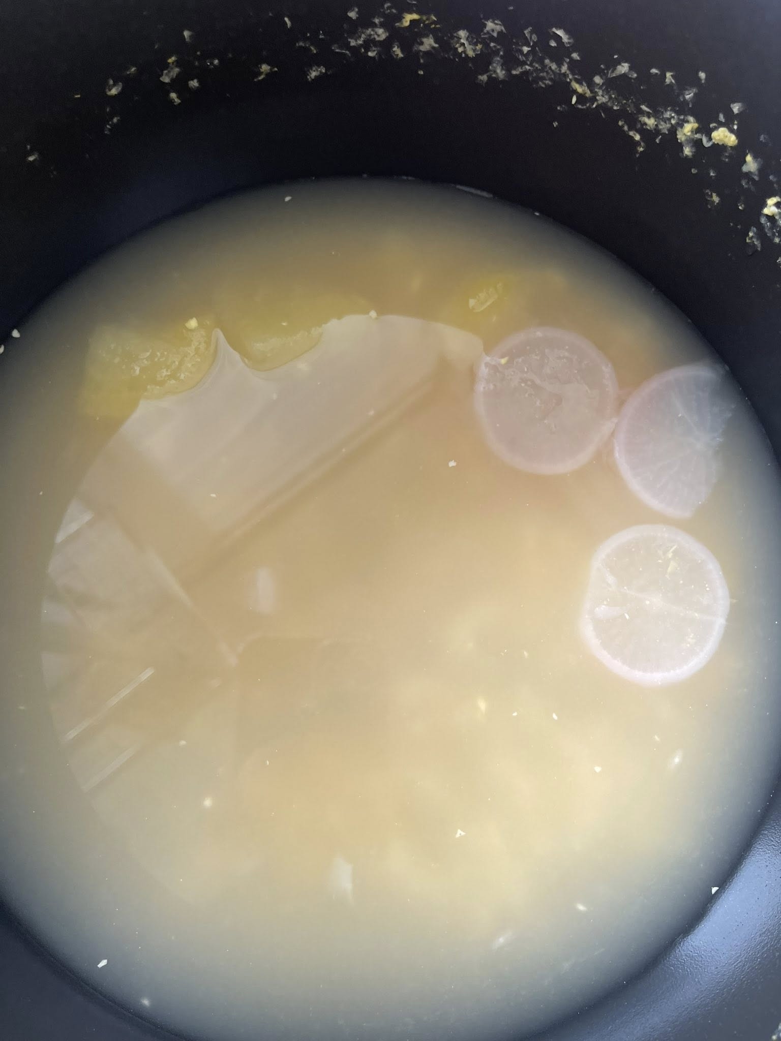 帖文指，她花兩小時煲粟米薯仔湯，再加入通心粉，準備給一家人享用，卻發現丈夫在盛湯前「懶醒」，加了一包即食麵調味粉入湯中，令她大為光火。