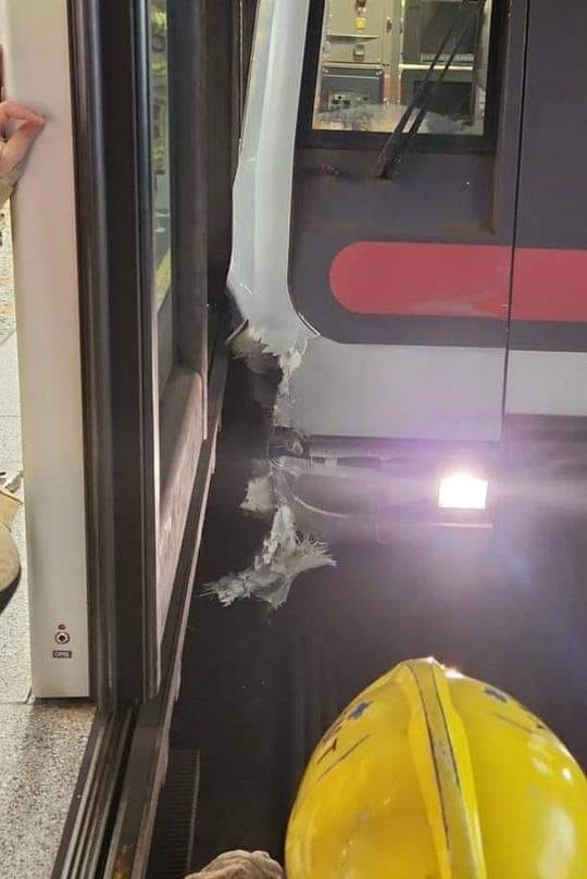 疑車門移位