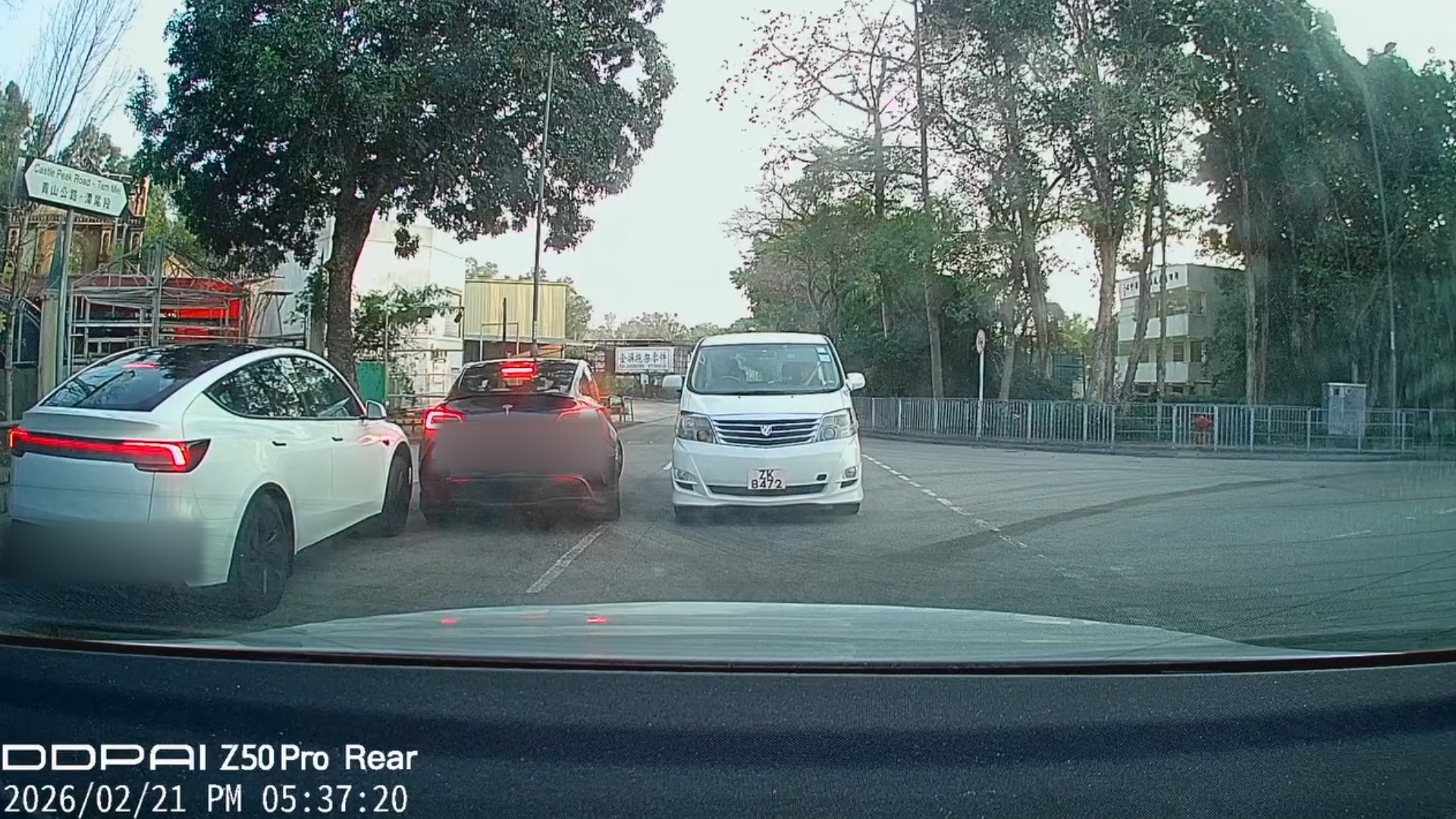 車Cam直擊｜Tesla T車「相煎何太急」　疑爭位變撞車引討論：到底邊個錯