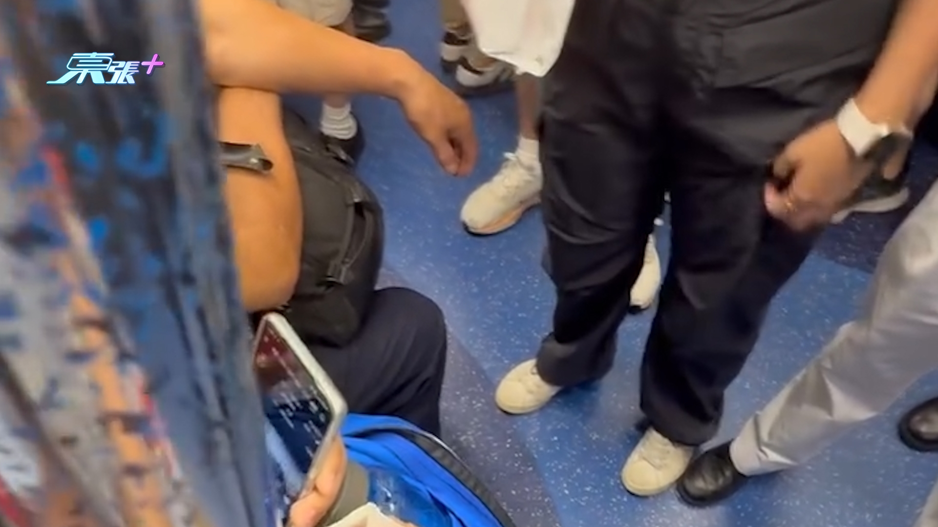 開學日｜屯馬綫大媽帶細路硬攝4人位　仲喪鬧中學生稱其「無禮貌」