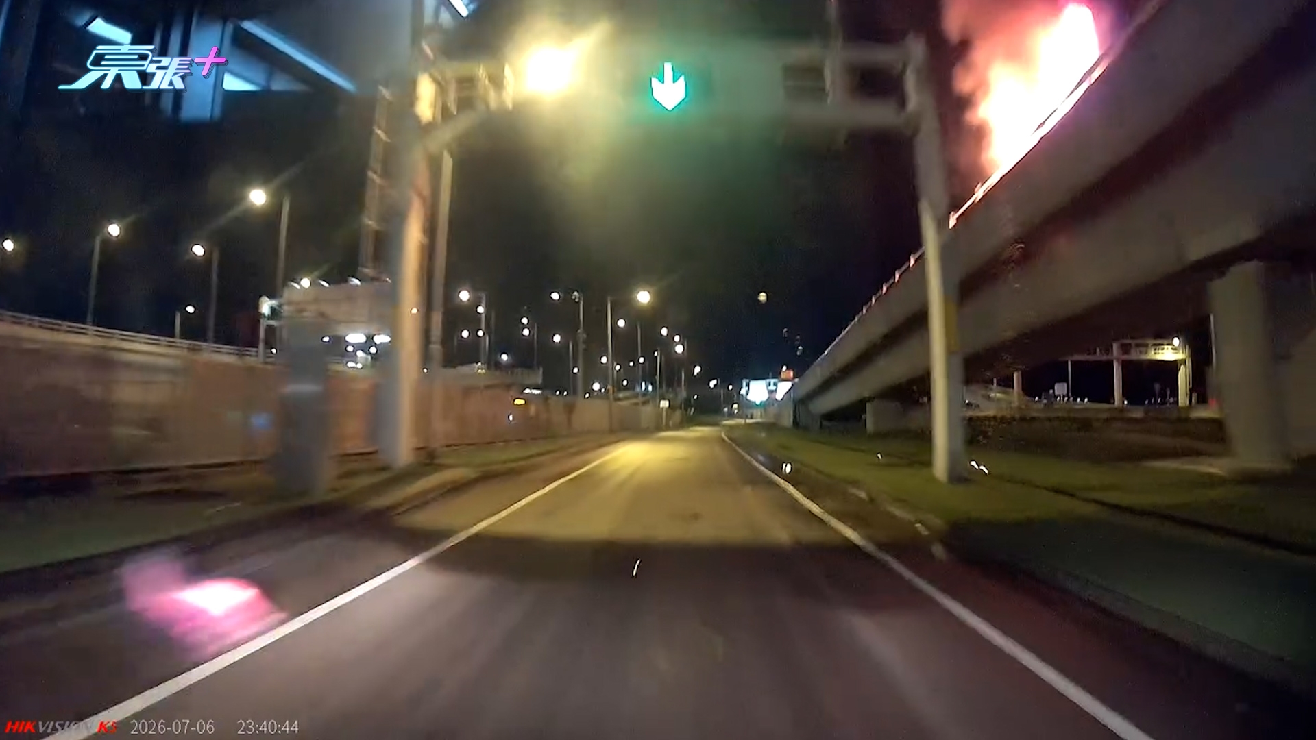車Cam直擊｜港珠澳人工島的士爆炸一刻　火球「砰一聲」碎片從天橋掉落