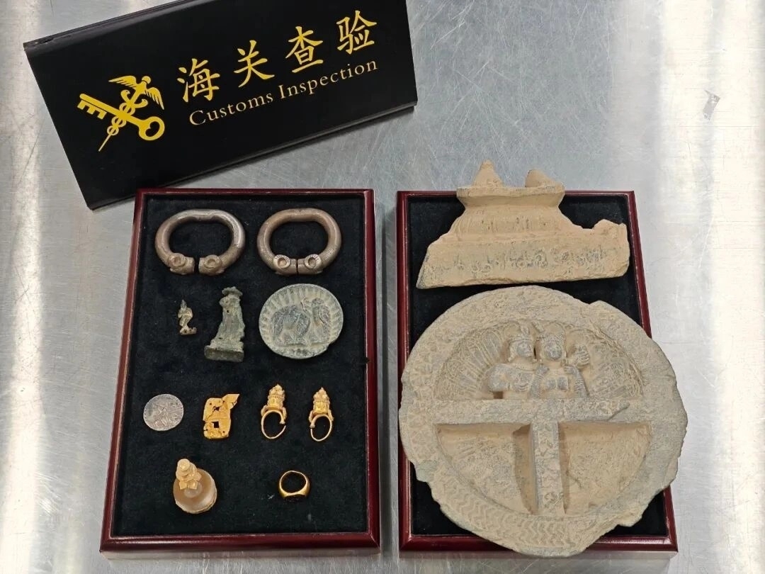 中國海關在西九龍站查獲一名阿富汗男旅客出境時攜帶11件／套古文物。（網上圖片）