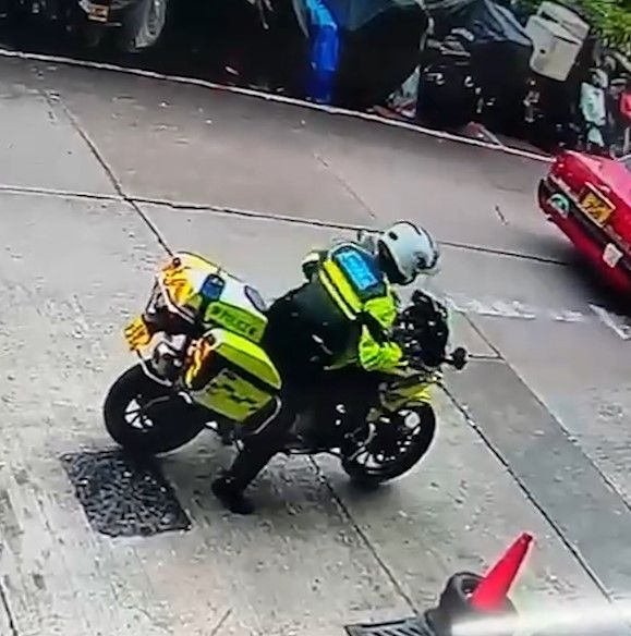 漆咸道北交通警鐵騎「開車失事」