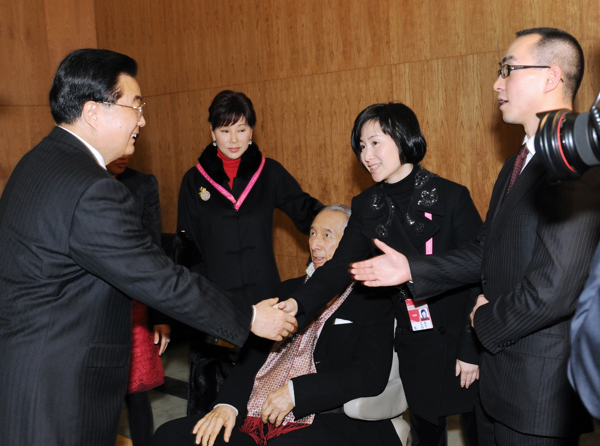 何超瓊陪同父親獲時任國家領導人、總書記胡錦濤接見。