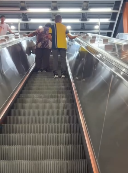 港鐵職員陪婆婆遊電梯河從後守護　極暖心獲網民激讚「一絲不苟」