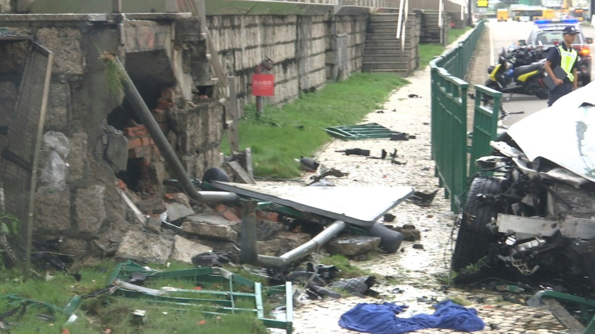 石牆被撞爛。（澳廣視影片截圖）