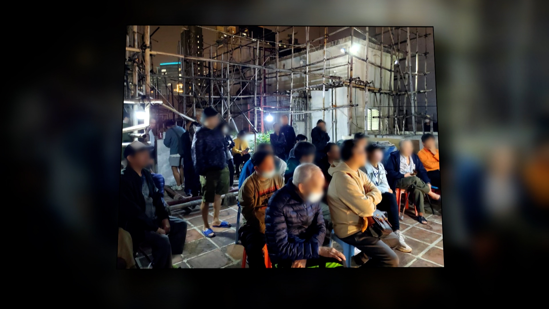 大部分租戶一收到消息，就在天台開了一場「租客大會」，一起討論如何應對。