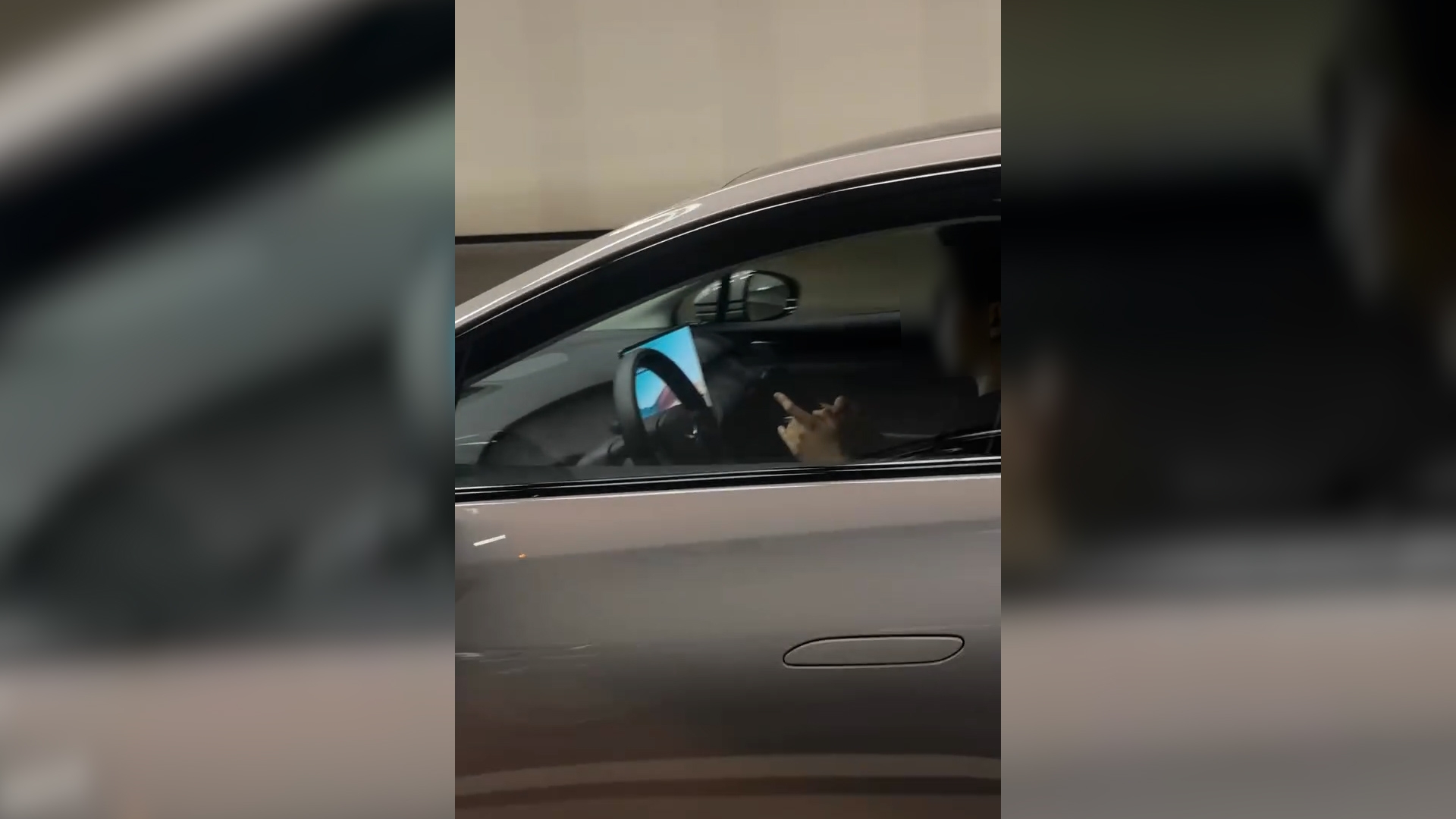 車Cam直擊｜「FU車牌」涉危險駕駛　隧道行駛期間竟雙手完全離開軚盤