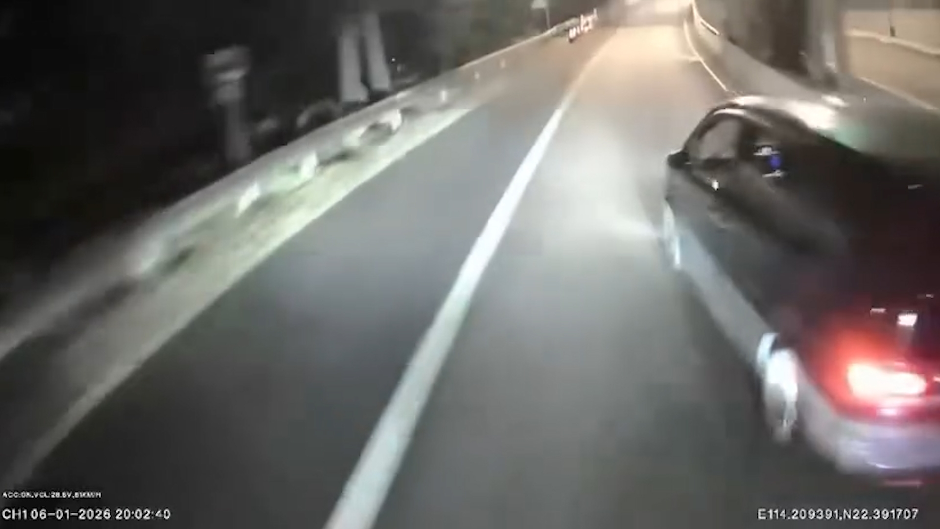 車Cam直擊｜廂型車公路「危險駕駛」突切線險釀車禍　車主：希望警察唔好唔做嘢