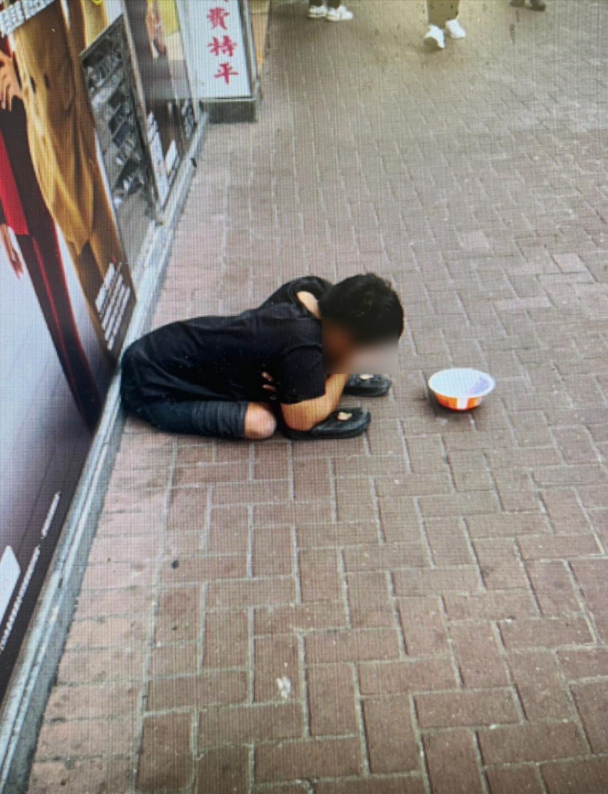 東張西望報料｜元朗市中心「丐幫滿街」周街乞食 (觀眾王先生提供)