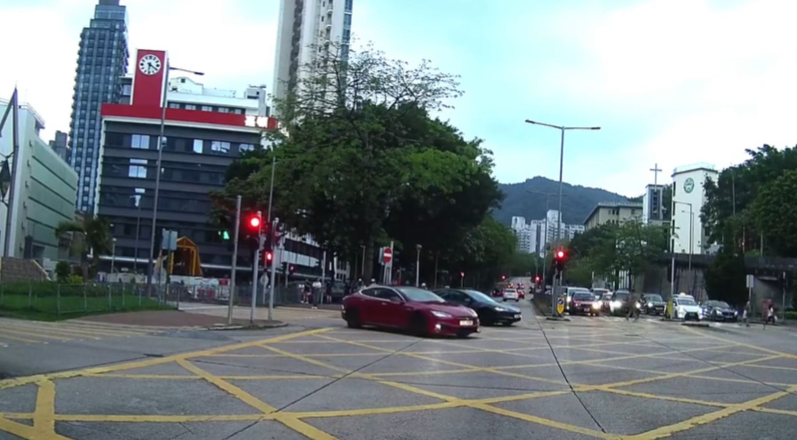 車Cam直擊｜深水埗妹妹漠視「馬路如虎口」　短跑連衝3馬路險被車撞