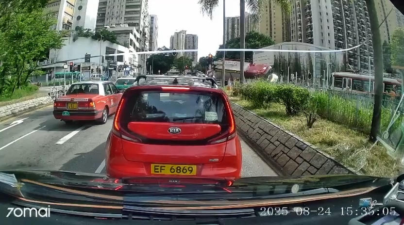 消防車被私家車撞至翻側，再滑前數米始停下。（Facebook影片截圖）