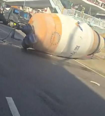 油麻地田螺車車斗甩脫卡馬路