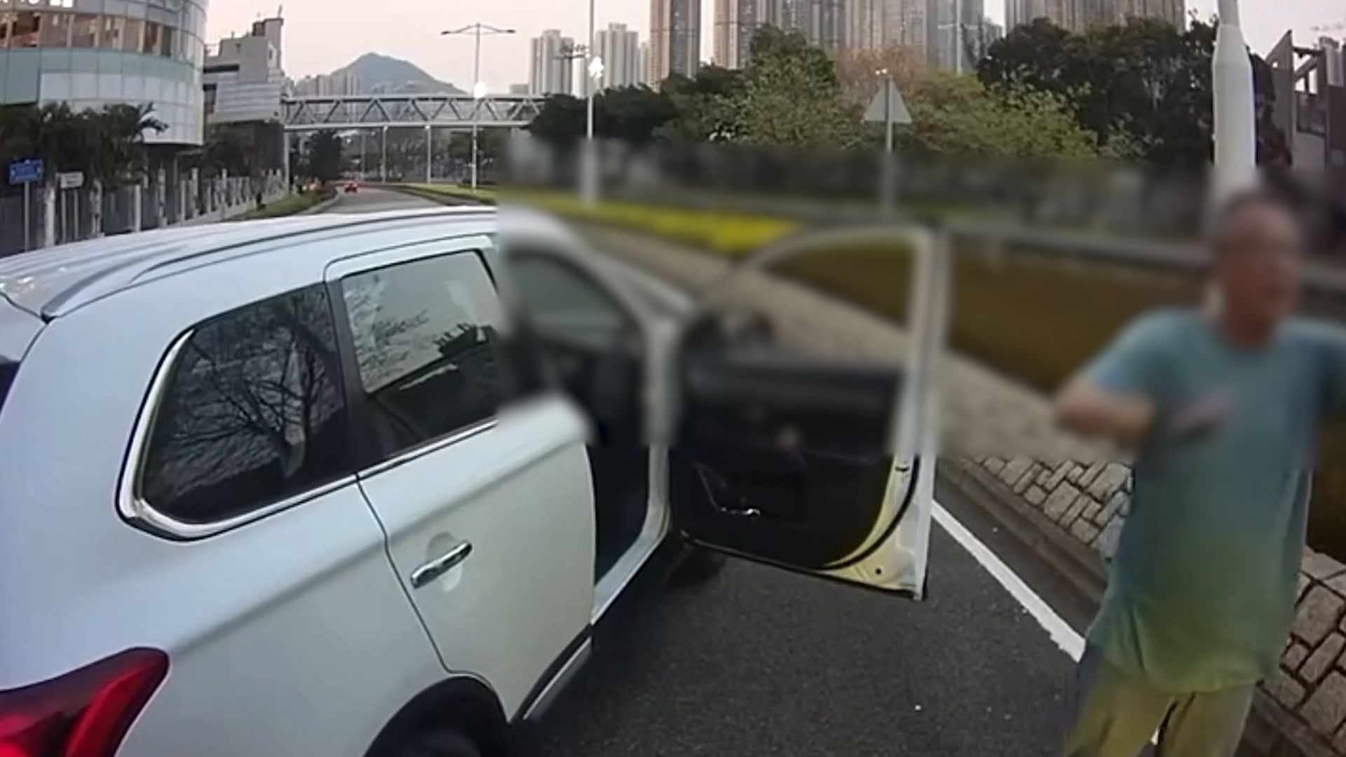 有片｜將軍澳白色私家車螺旋處閘車及讓線沒停