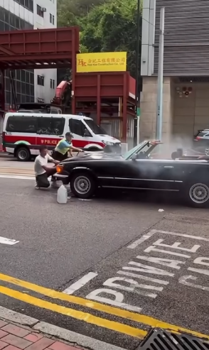 銅鑼灣古董車街頭著火冒濃煙警協助救火