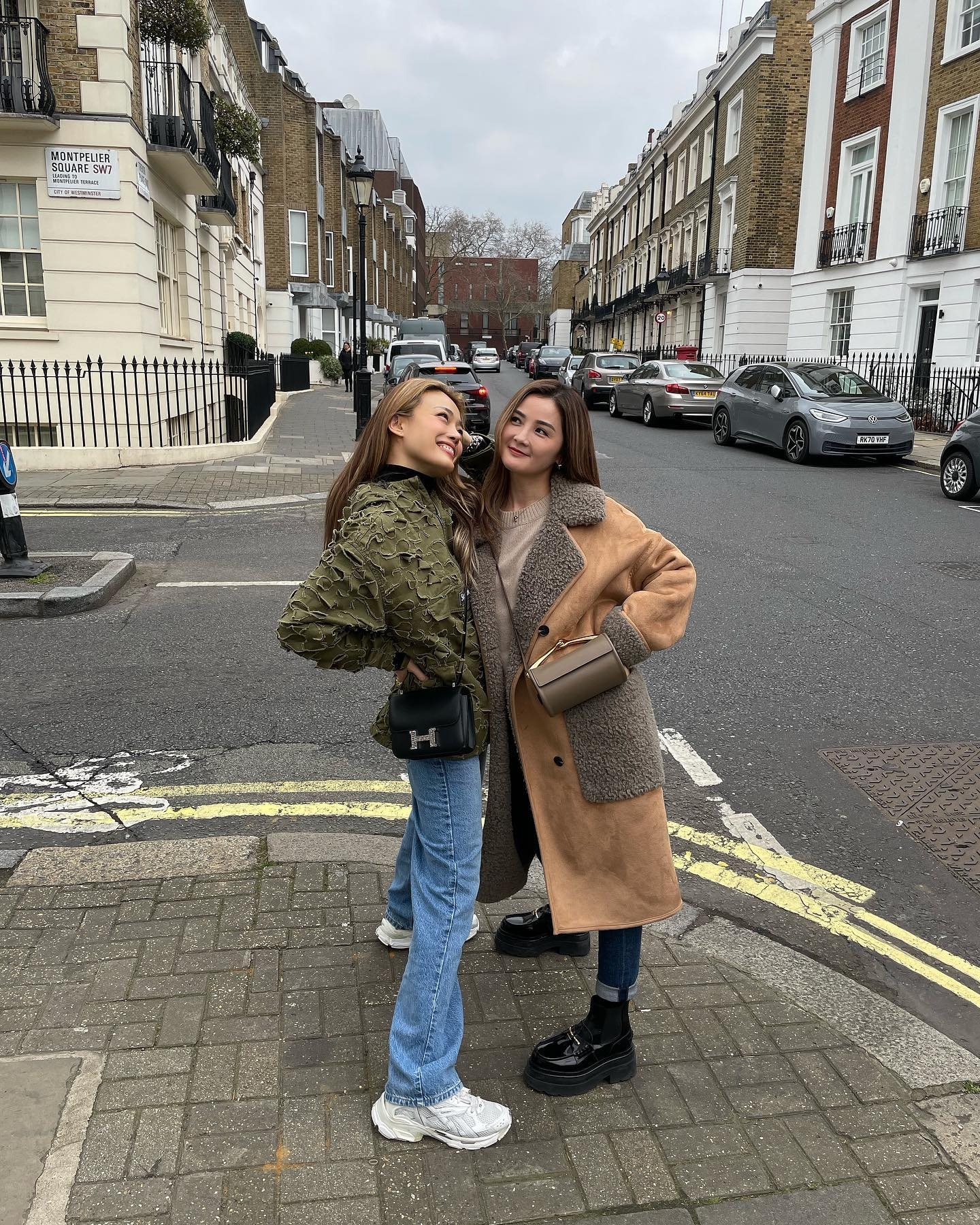 有網民留言問點解唔叫埋都係喺巴黎睇騷嘅阿嬌一齊過英國玩。