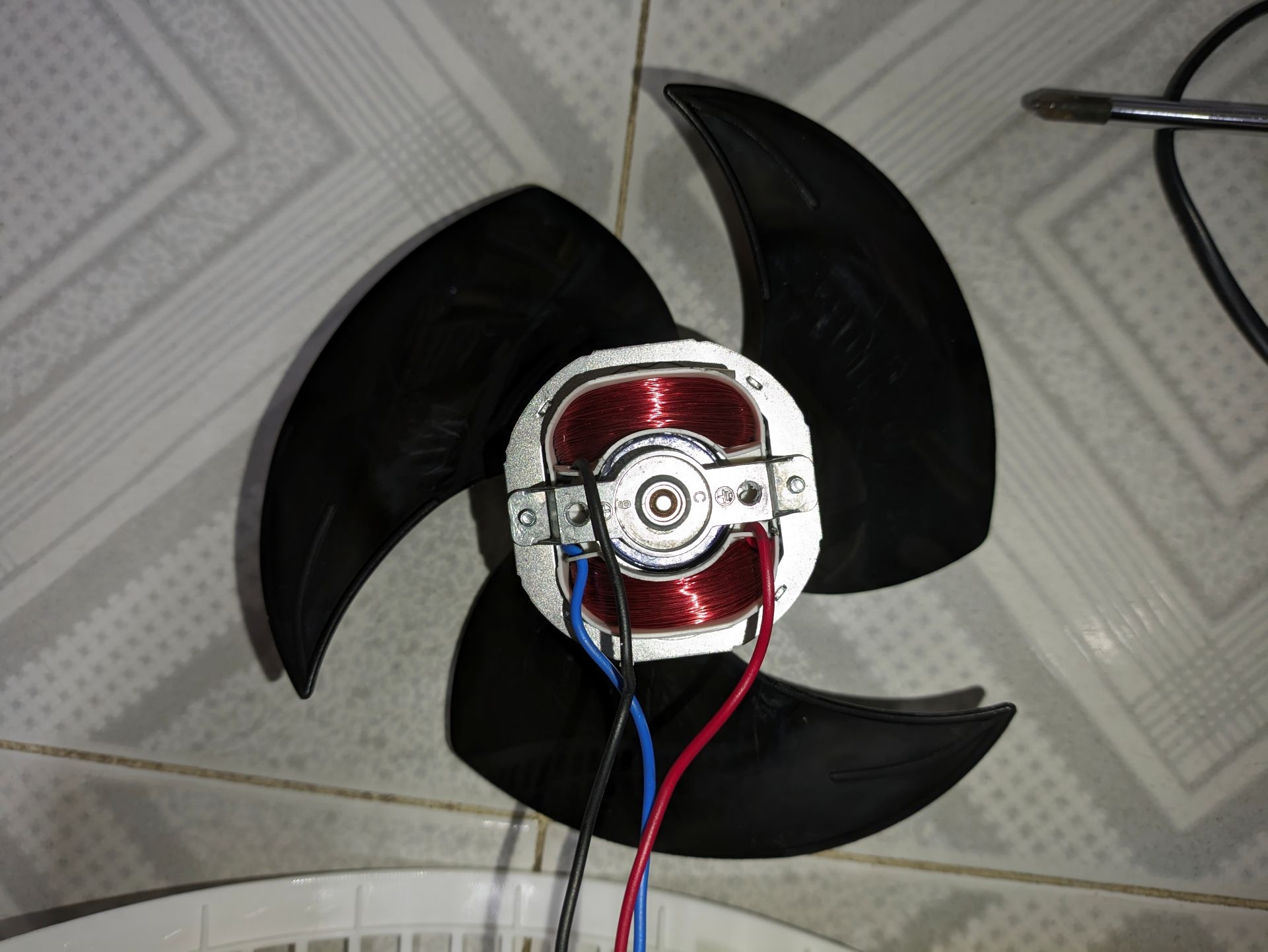 拼多多香港包郵吸港人網購電器　拆$13內地製風扇竟揭安全隱患