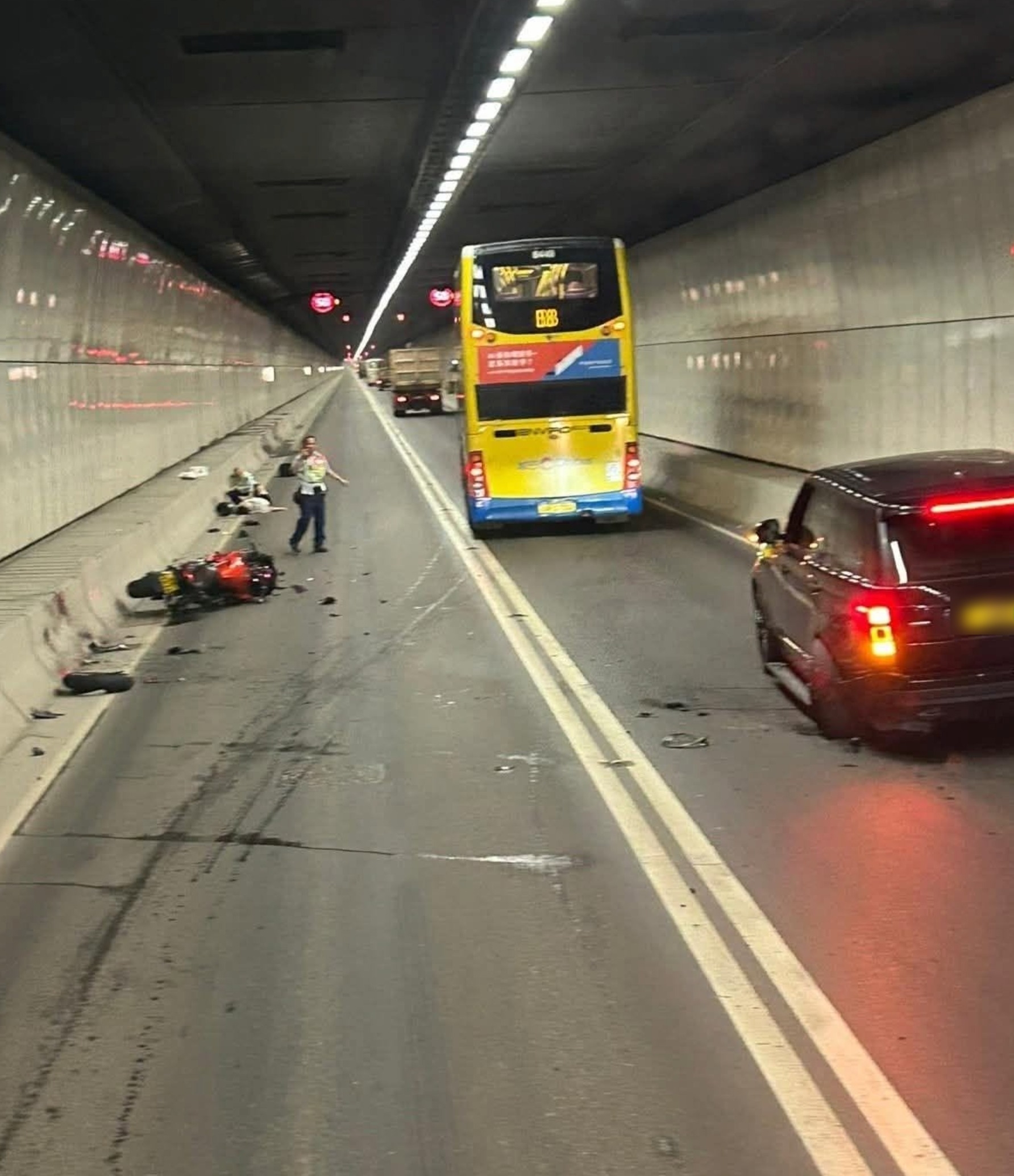 車Cam直擊｜粉嶺龍山隧道電車單「零減速」　鐵騎士猛撼壞車後飛出15米 （fb＠RelaxingHeron2765）